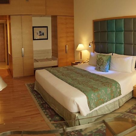 Taj Чандігарх Номер фото A room at the Taj Mahal Palace