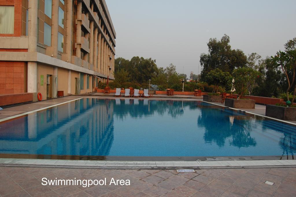Taj Чандігарх Екстер'єр фото Swimming pool area