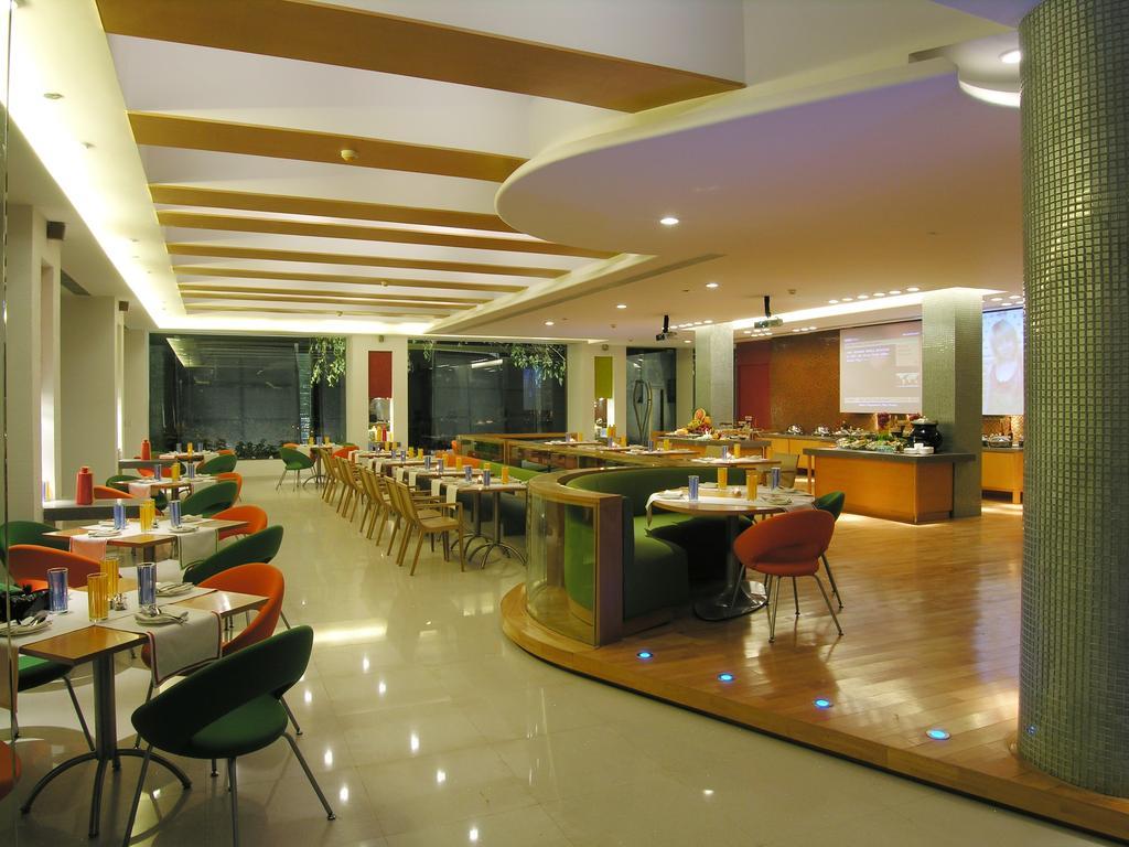 Taj Чандігарх Екстер'єр фото The interior of the restaurant