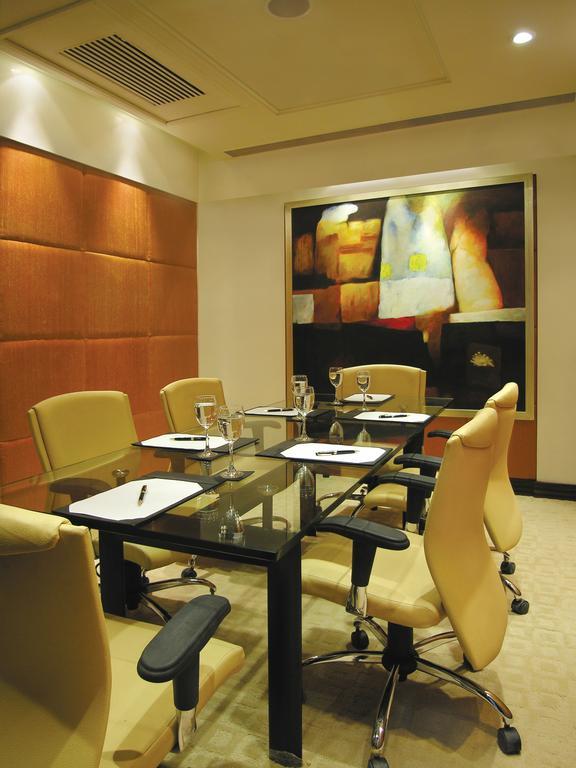 Taj Чандігарх Екстер'єр фото A boardroom at a hotel