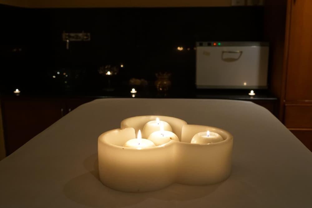 Taj Чандігарх Екстер'єр фото A massage table with candles