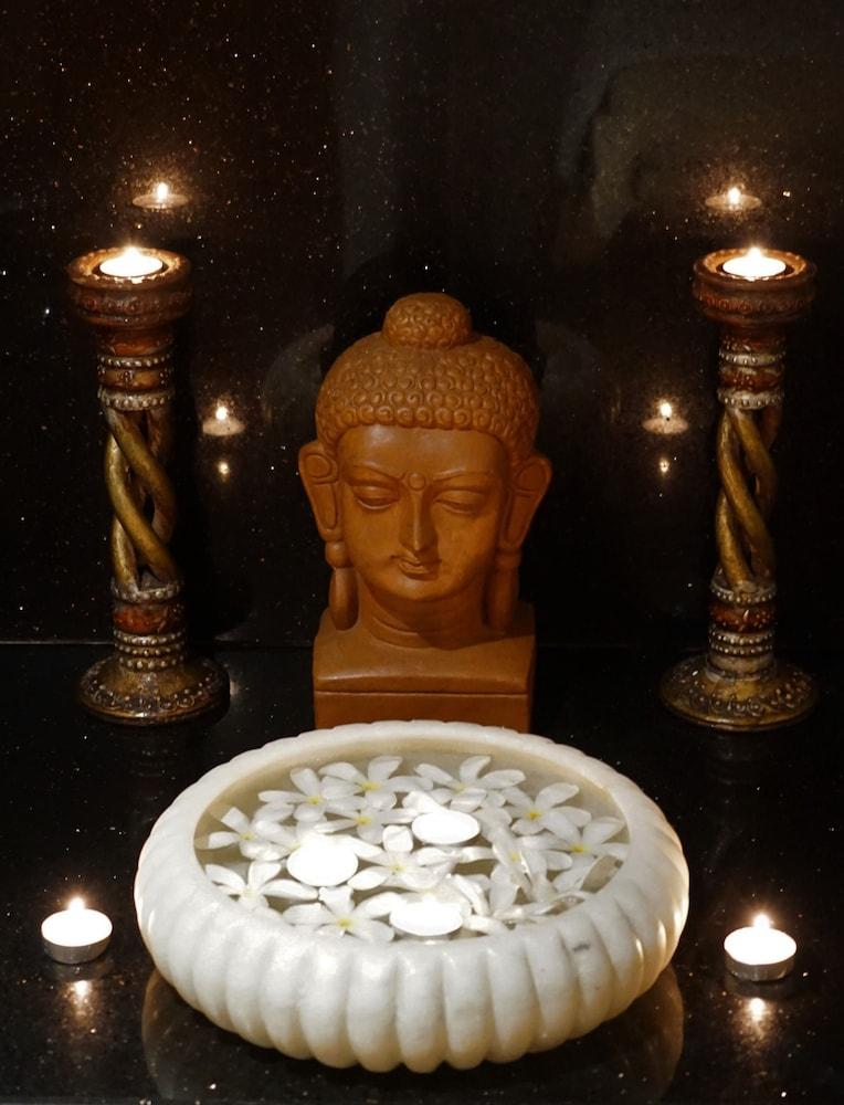 Taj Чандігарх Екстер'єр фото A statue of the Buddha with two oil lamps
