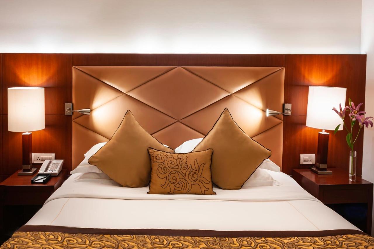 Taj Чандігарх Екстер'єр фото A bedroom at the Taj Bengal