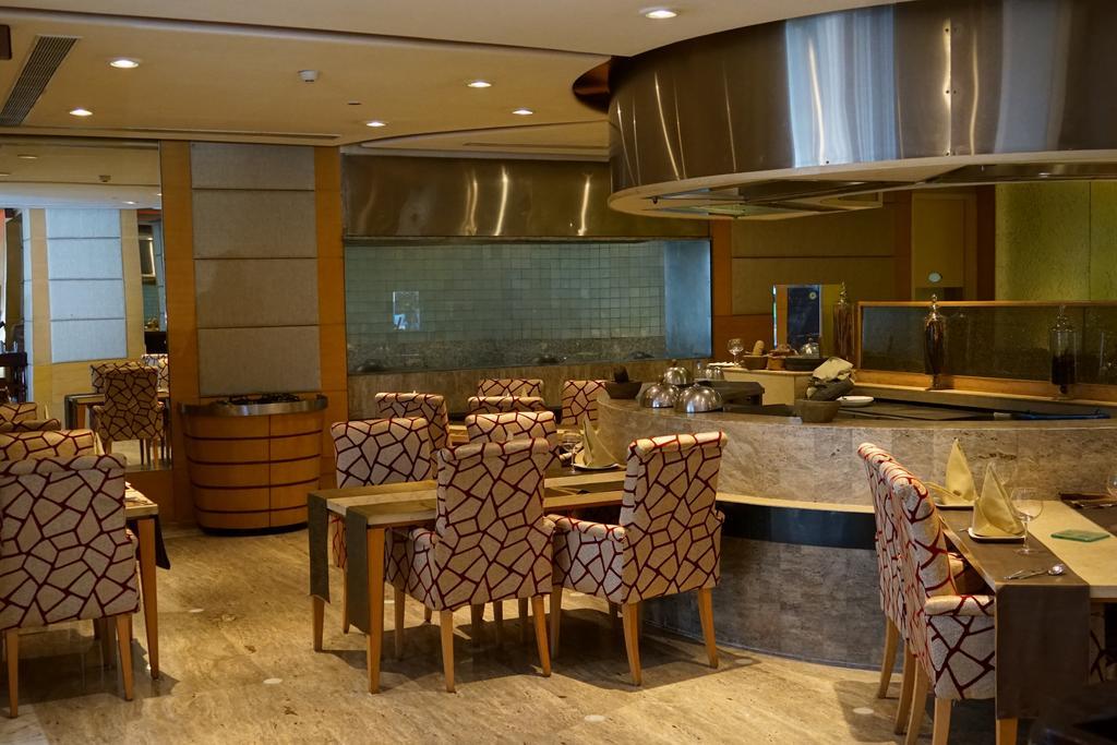 Taj Чандігарх Екстер'єр фото The restaurant