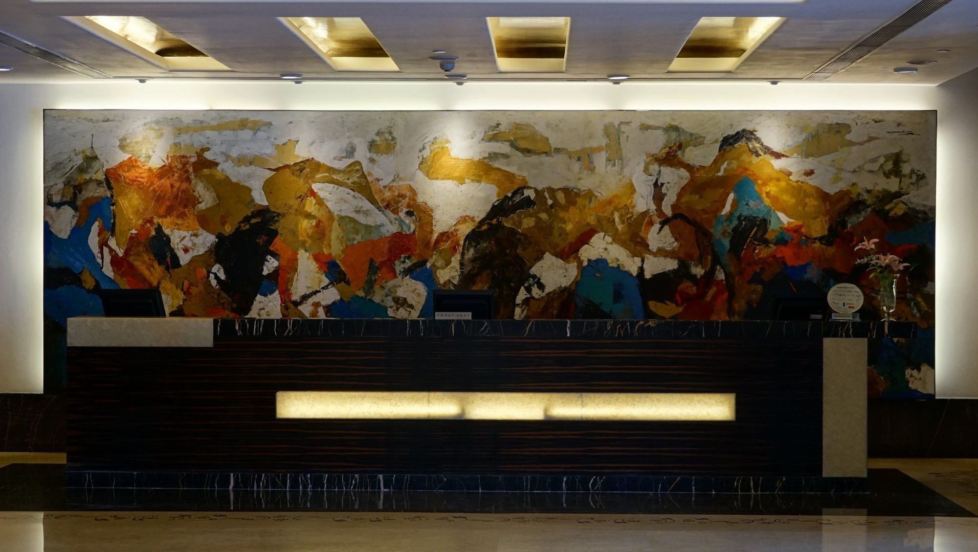 Taj Чандігарх Екстер'єр фото Mural at the lobby of the hotel