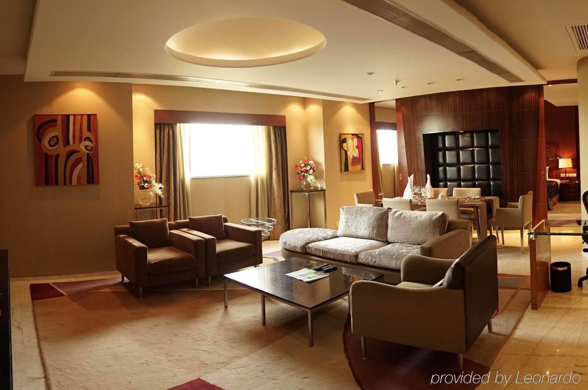 Taj Чандігарх Екстер'єр фото A living room in a suite at the Ritz-Carlton, Dubai
