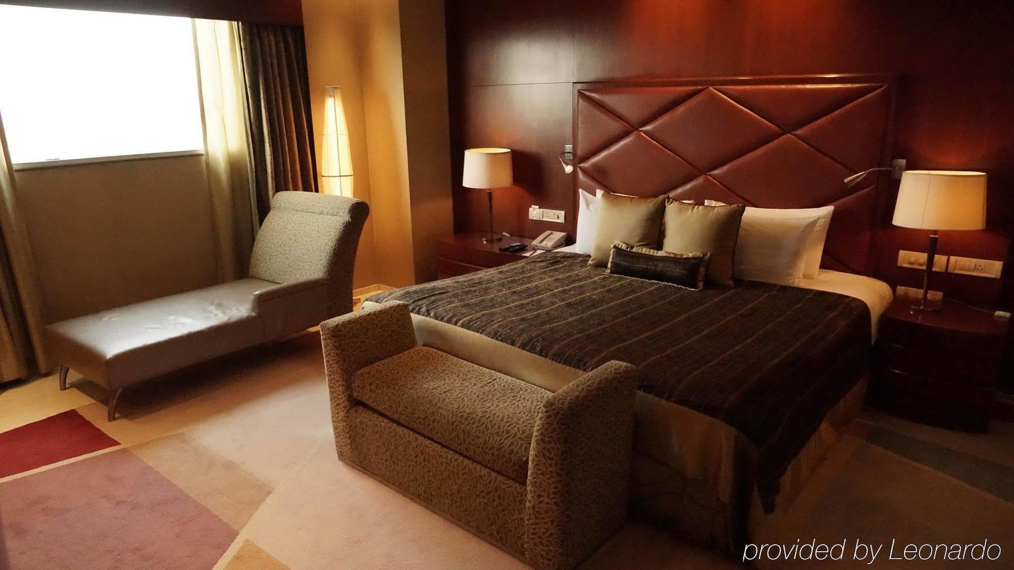 Taj Чандігарх Екстер'єр фото A bedroom in the hotel